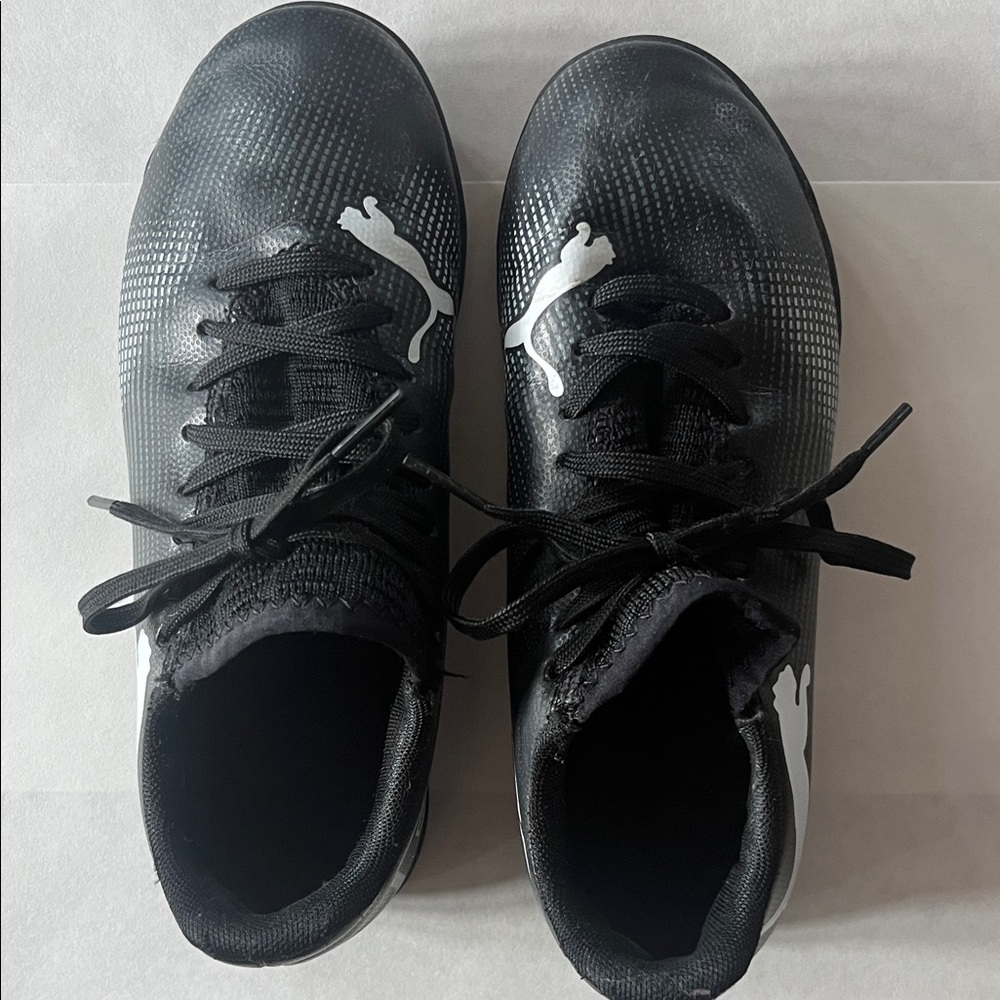Boys indoor soccer cleats turf shoes Puma Kids Sneakers Black and White size 2